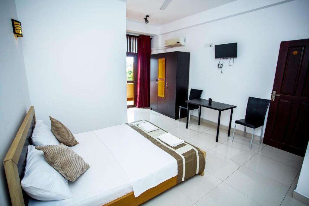 Hotel Blue Bird เนกอมโบ ภายนอก รูปภาพ