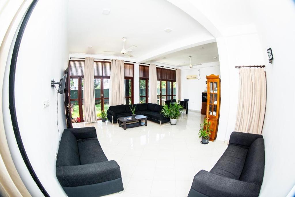 Hotel Blue Bird เนกอมโบ ภายนอก รูปภาพ
