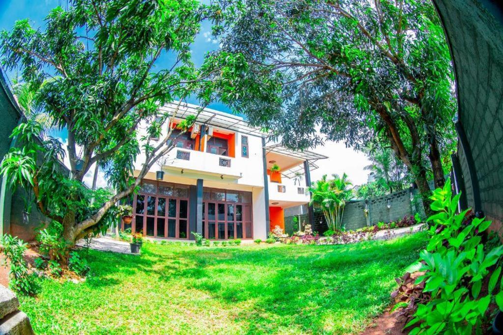 Hotel Blue Bird เนกอมโบ ภายนอก รูปภาพ