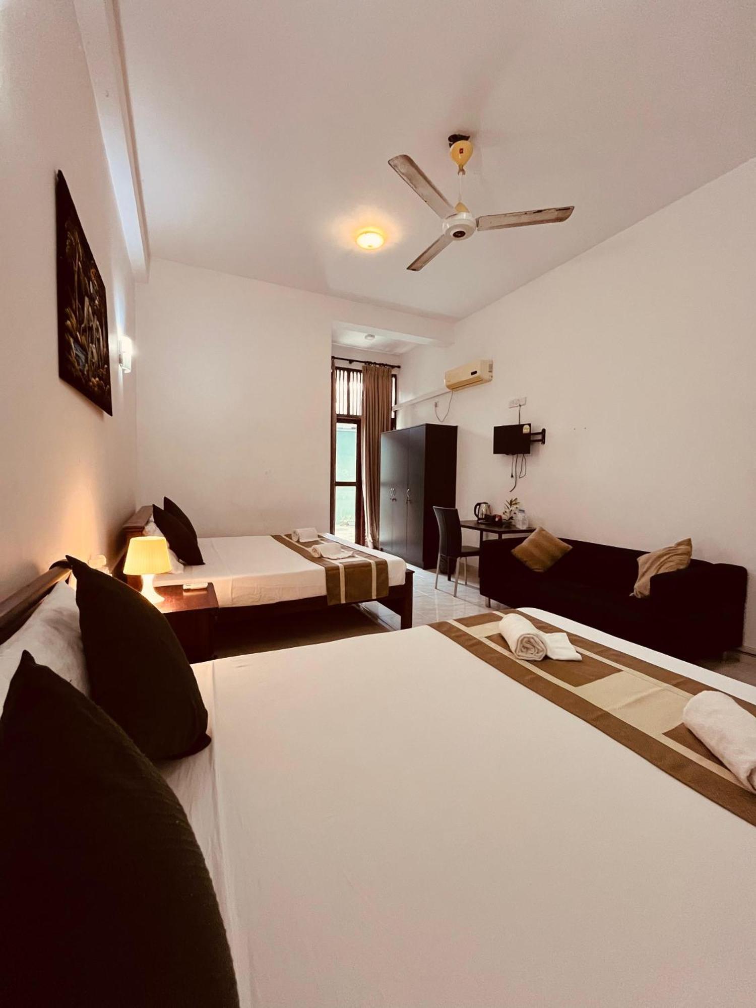 Hotel Blue Bird เนกอมโบ ภายนอก รูปภาพ