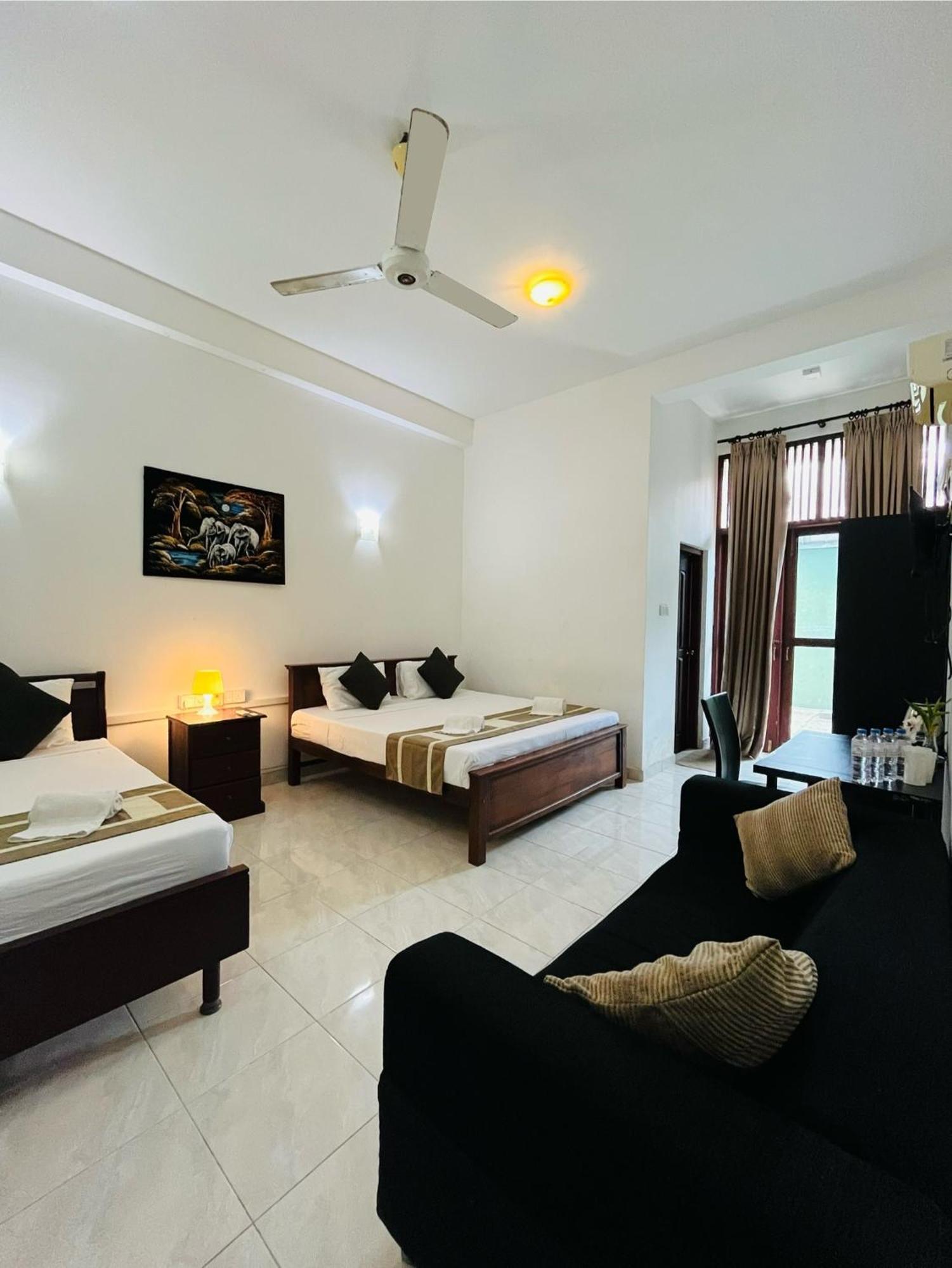 Hotel Blue Bird เนกอมโบ ภายนอก รูปภาพ